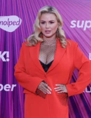 Анна Семенович исполнила мечту мамы, подарив ей роскошную теплицу