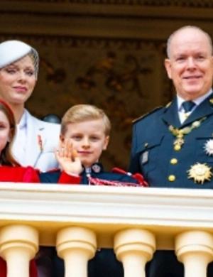 Альбер II и его супруга Шарлен вместе с детьми зажгли огни на рождественской елке в Монако