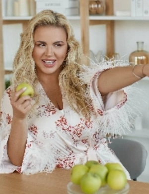 Анна Семенович сравнила стандарты красоты в шоу-бизнесе: сейчас все разные