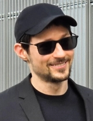 Павел Дуров предпочел официантку бизнес-леди