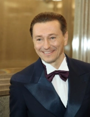 Сергей Безруков выиграл суд у продавца масок с его лицом