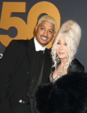 Шер планирует свадьбу с молодым бойфрендом перед 80-летним юбилеем Шер планирует свадьбу с молодым бойфрендом перед 80-летним юбилеем