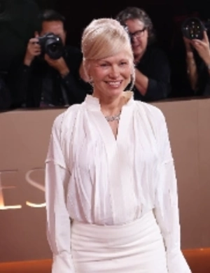 Памела Андерсон вернулась к классическому блонду для выхода на «Золотом глобусе»