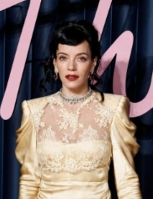 Лили Аллен отметила Рождество страстным поцелуем с Фрейдом