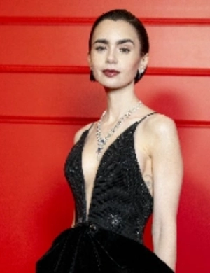 Лили Коллинз отметила первое Рождество в качестве мамы: «Наслаждаюсь моментами»