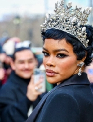 Королева показа: Тияна Тейлор покоряет Париж в «голом» платье и украшениях «из Лувра» Королева показа: Тияна Тейлор покоряет Париж в «голом» платье и украшениях «из Лувра»