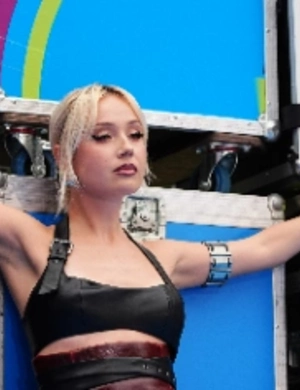 Клава Кока опубликовала бэкстейдж со съемок на Байкале и опровергла обвинения в использовании ИИ