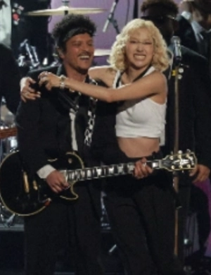 Бруно Марс и Розэ появились вместе на вечеринке в Голливуде: слухи о романе не утихают Бруно Марс и Розэ появились вместе на вечеринке в Голливуде: слухи о романе не утихают