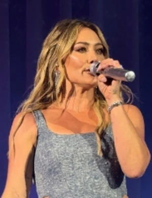 Хилари Дафф провела первый за более чем десять лет концерт и исполнила песню из «Лиззи Магуайр»