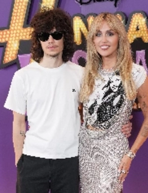 Майли Сайрус появилась на премьере «Ханны Монтаны 20» с семьей и бойфрендом