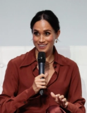 СМИ: Меган Маркл пыталась попасть на похороны Валентино Гаравани через связи