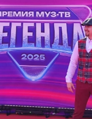 Серёга прибыл на премию МУЗ-ТВ 2025 на мотоцикле