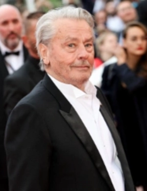 Сын Алена Делона потребовал в суде исключить сестру из завещания