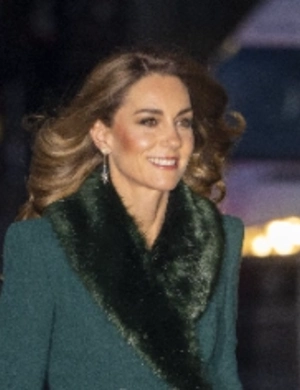 Кейт Миддлтон пришла на особый концерт в пальто изумрудного цвета Кейт Миддлтон пришла на особый концерт в пальто изумрудного цвета