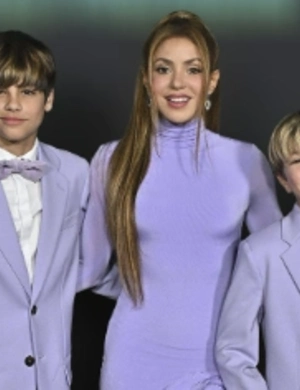 Шакира вывела на сцену сыновей от Жерара Пике и спела песню с ними вместе Шакира вывела на сцену сыновей от Жерара Пике и спела песню с ними вместе