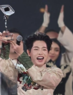 Дык Фук получил награду «Международное достижение года» за победу в «Интервидении» Дык Фук получил награду «Международное достижение года» за победу в «Интервидении»