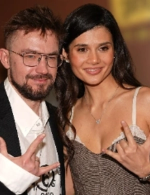 Александр Петров не упустил возможности появиться на премьере нового фильма с женой Викторией