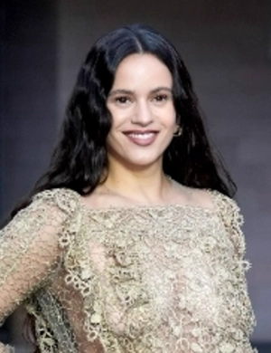 Розалия точит шпагу на «национального сердцееда» в клипе «La Perla» Розалия точит шпагу на «национального сердцееда» в клипе «La Perla»