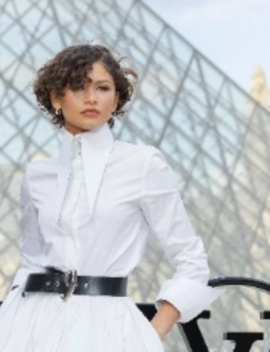 Зендая появилась в белом платье на Неделе моды после слухов о тайной свадьбе