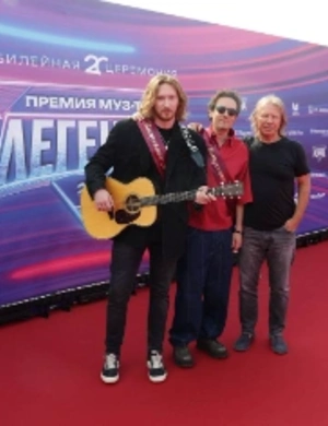 Стас Ярушин и IVAN «вернулись в школу» на красной дорожке МУЗ-ТВ 2025