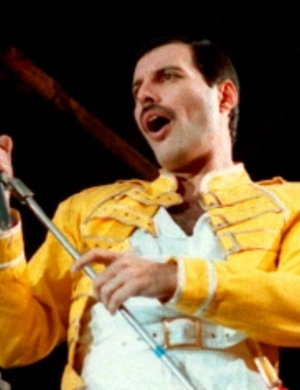 34 года без Фредди Меркьюри: самые яркие сценические образы лидера Queen