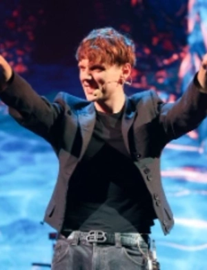 Ваня Дмитриенко спел для прохожих на улице песню о зиме Ваня Дмитриенко спел для прохожих на улице песню о зиме