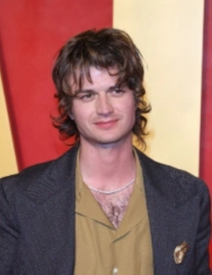 Звезда «Очень странных дел» Джо Кири надел свой костюм Харрингтона на свадьбу друзей