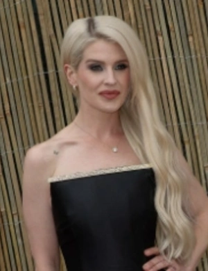 Келли Осборн с сыном и редко появляющимся на публике братом Луисом посетили матч в память об отце