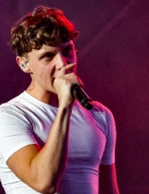 Ваня Дмитриенко рассказал, как совмещает учебу и звездную карьеру Ваня Дмитриенко рассказал, как совмещает учебу и звездную карьеру