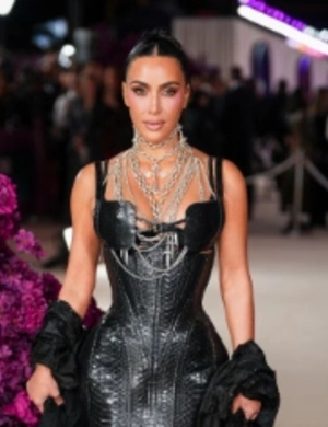 Кардашьян закрутила роман с миллиардером на дорогой машине Кардашьян закрутила роман с миллиардером на дорогой машине