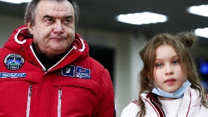 Дочь Юлии Пересильд провела каникулы с отцом и его новой молодой женой