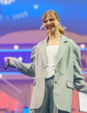 Звезда соцсетей Аня Покров едет на премию «Оскар» Звезда соцсетей Аня Покров едет на премию «Оскар»