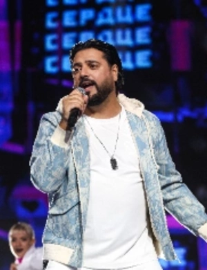 Солист группы «Корни» Бердников вышел в свет с супругой: пара появилась на премьере