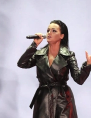 Певица Слава застряла в платье из-за молнии