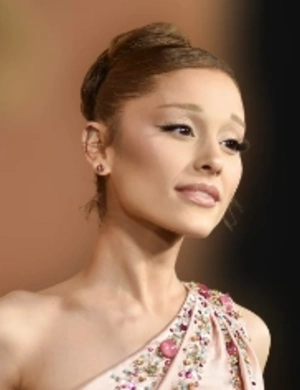 Ариана Гранде использовала мотив рождественского хита Мэрайи Кэри для шутки о плотном графике