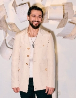 JONY превратил музыку в искусство: звезды на вернисаже выставки «РЯДОМ»