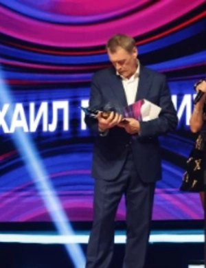 Яна Рудковская поздравила Михаила Гуцериева со званием «Легендарного поэта»