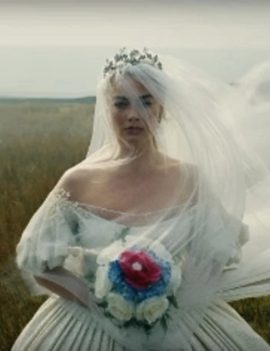 Марго Робби повторила танец Кейт Буш под песню «Wuthering Heights» на съемках «Грозового перевала» Марго Робби повторила танец Кейт Буш под песню «Wuthering Heights» на съемках «Грозового перевала»