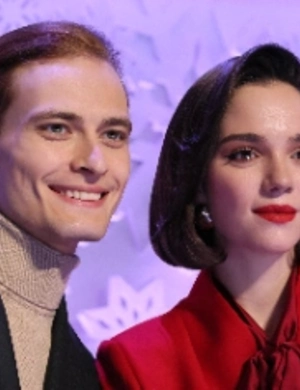 Жених Медведевой Ильдар Гайнутдинов помогает Евгении выбрать свадебное платье