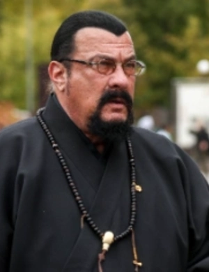 Стивен Сигал раскритиковал Голливуд за шаблонных злодеев в лице русских и арабов Стивен Сигал раскритиковал Голливуд за шаблонных злодеев в лице русских и арабов