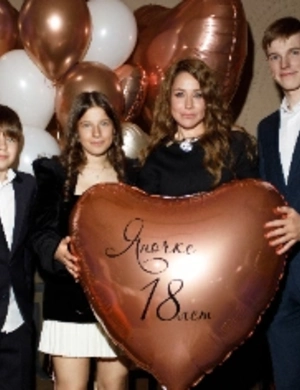 Юлия Барановская отметила совершеннолетие дочери Яны