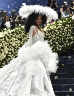Семеро мужчин несли шлейф платья Дайаны Росс на MET GALA 2025