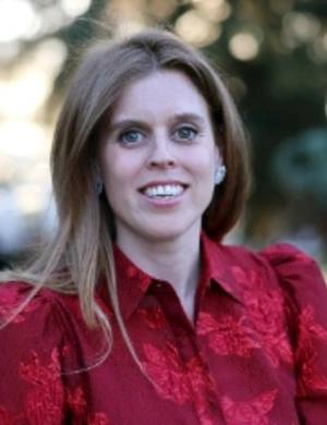 Принцесса Беатрис проводит чаепития для богачей на фоне изгнания отца из королевской ложи