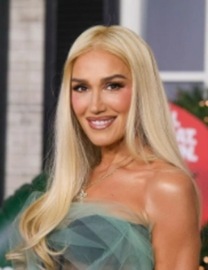 56-летняя Гвен Стефани продемонстрировала точеную фигуру в платье с полупрозрачным корсетом