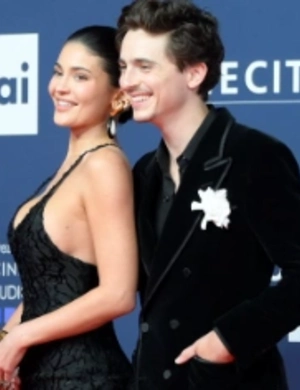 Кайли Дженнер и Тимоти Шаламе впервые вышли в свет после слухов о расставании Кайли Дженнер и Тимоти Шаламе впервые вышли в свет после слухов о расставании