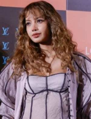 Лиса из BLACKPINK получила главную роль в ромкоме по мотивам «Ноттинг Хилла»