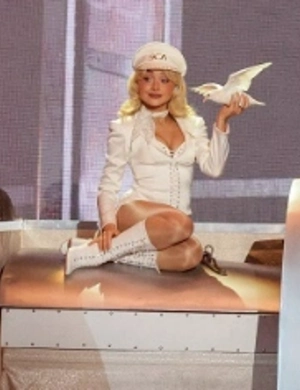 Сабрина Карпентер подверглась критике от зоозащитников после выступления на «Грэмми» с живой птицей