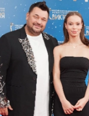 Сергей Жуков показал повзрослевшую дочь и трогательно поздравил ее с днем рождения