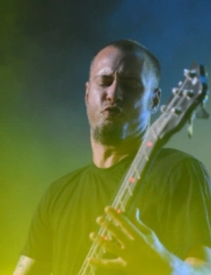 Умер основатель и бас-гитарист группы Limp Bizkit Сэм Риверс