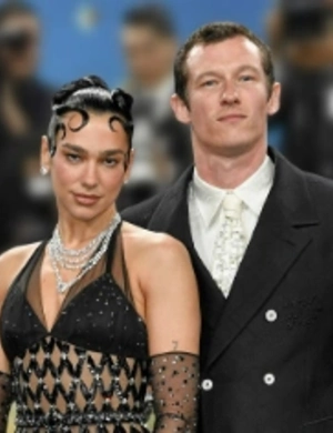 Дуа Липа надела футболку с изображением жениха в образе героя фильма «Вечность» Дуа Липа надела футболку с изображением жениха в образе героя фильма «Вечность»